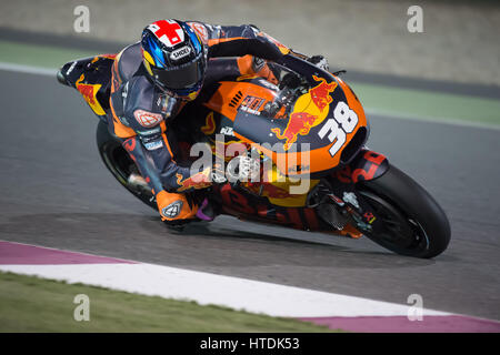 Circuito di Losail, in Qatar. Il 10 marzo 2017. Il pilota inglese Bradley Smith che corre per la Red Bull KTM sulla via durante il primo giorno della MotoGP Qatar test invernali Credito: Tom Morgan/Alamy Live News Foto Stock