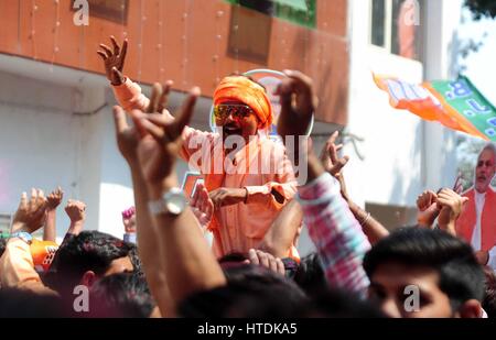 Lucknow, Uttar Pradesh, India. Undicesimo Mar, 2017. Lucknow: BJP celebrare i sostenitori del partito vittoria in Uttar Pradesh Assemblea elezione al BJP Ufficio nella città di Lucknow su 11-03-2017. Credito: Prabhat Kumar Verma/ZUMA filo/Alamy Live News Foto Stock