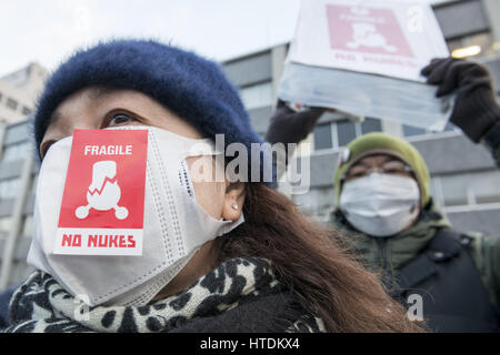 Tokyo, Tokyo, Giappone. Undicesimo Mar, 2017. Anti-nucleare protester detiene una targhetta al di fuori della Dieta Nazionale edificio durante un rally detenute da Metropolitan coalizione contro armi nucleari in Tokyo. La protesta arriva durante il sesto anniversario del grande oriente giappone terremoto e tsunami disastri che hanno portato allo scoppio della Fukushima crisi nucleare. Credito: Alessandro Di Ciommo/ZUMA filo/Alamy Live News Foto Stock