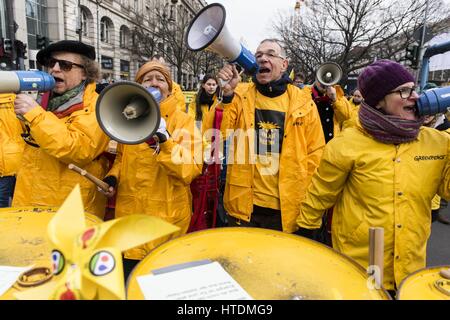 Berlin, Berlin, Germania. Undicesimo Mar, 2017. Berlin manifestanti commemora la 18.500 vittime del terremoto-innescato lo tsunami e la catastrofe nucleare di sei anni fa. Presso la centrale nucleare di Fukushima Daiichi, una fusione nucleare si erano verificati. Ci vorranno decenni per le rovine atomica di essere ripristinato. Credito: ZUMA Press, Inc./Alamy Live News Foto Stock