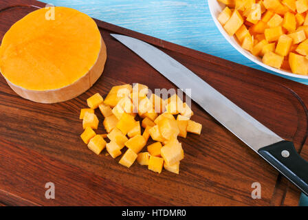 Zucca gialla su un tagliere Foto Stock