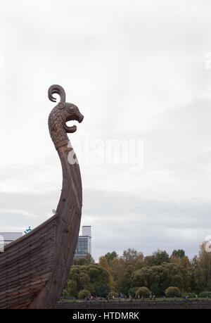 Vyborg, Russia, 25 Settembre 2016: close-up di un elemento di legno di una nave vichinga Foto Stock