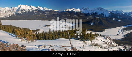 Panoramica Aerial Inverno Paesaggio Vista in lontananza Snowy Mountains e ghiacciati Laghi di spruzzi nel Kananaskis Country Montagne Rocciose Alberta Canada Foto Stock