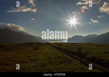 Sunrise nel brookvalley Spokoyny al piede esterno del nord-est della pendenza della caldera del vulcano Gorely. Foto Stock