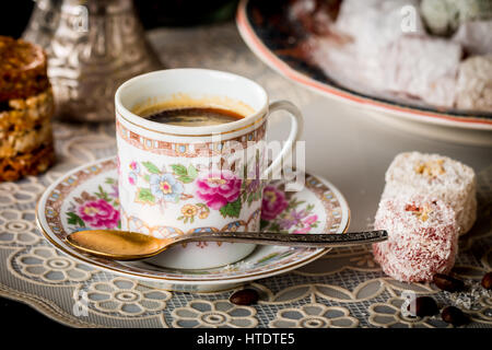 Set di antiquariato di caffè turco con delizie turche su tavoli in legno nero close-up Foto Stock