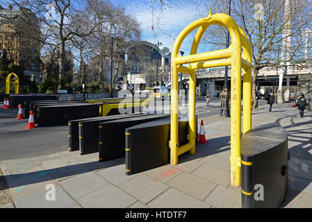 Misure di sicurezza per il Queen's inaugurazione dell'Iraq e Afghanistan memorial, vicino Londra Charing Cross stazione ferroviaria nella City of Westminster Foto Stock