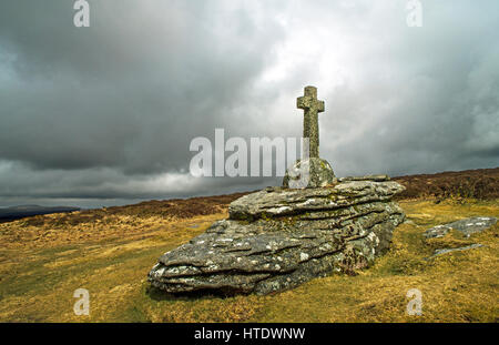 Croce commemorativa per la Grotta Penneys vicino Babeny su Dartmoor Devon Foto Stock