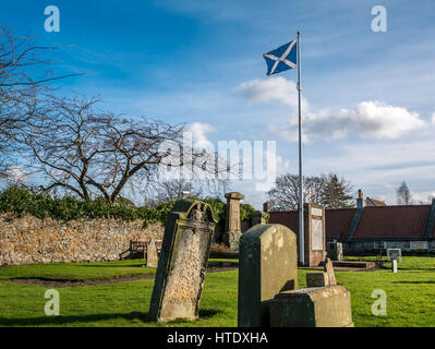 Cimitero di Athelstaneford, con bandiera scozzese, East Lothian, Scozia, luogo di nascita di bandiera si intraversa, St Andrews cross, il santo patrono della Scozia Foto Stock