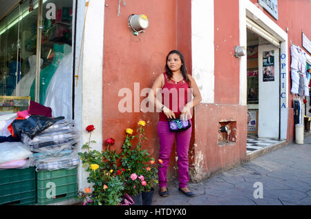 Donna sulla strada di valladolid messico Foto Stock