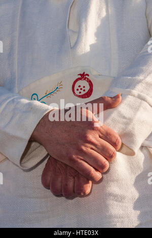 Un uomo vestito in antiche Cohanim (tempio ebraico custodi) durante una ricreazione dell'antica Pasqua sacrificio. Foto Stock