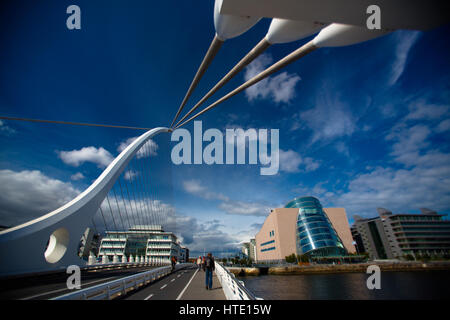 Samuel Beckett Bridge guarda oltre il centro di convenzione di Dublino, Irlanda Foto Stock