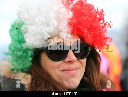 Bellissima ragazza con un grande parrucca rosso bianco verde e occhiali da sole Foto Stock