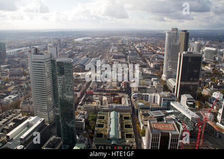 Francoforte, Germania - 6 Novembre 2016: Francoforte visto dalla parte superiore della torre principale grattacielo Foto Stock