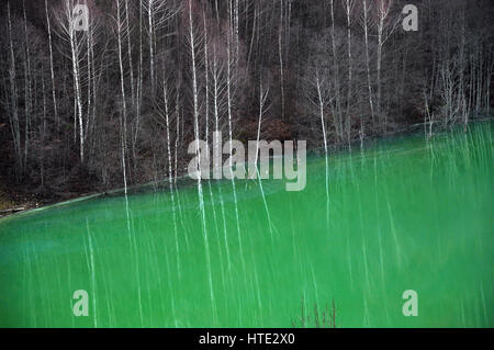 Contaminato acqua di lago. Geamana Rosia Montana, Romania Foto Stock