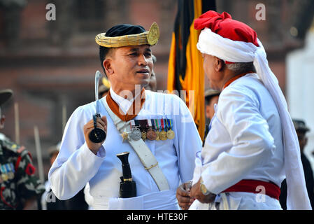 KATHMANDU - Ott 11: musicisti dei nepalesi orchestra militare in attesa per la mostra, nel cortile interno del Palazzo Reale, durante il Dasain f Foto Stock