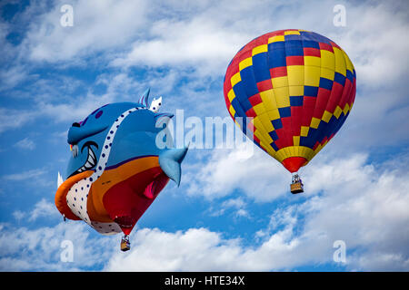 "" Piranha forma speciale in mongolfiera ad aria calda e tradizionale mongolfiera, Albuquerque International Balloon Fiesta di Albuquerque, Nuovo Messico USA Foto Stock