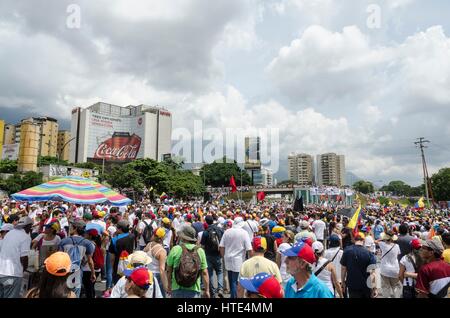 I dimostranti marzo durante le proteste contro il governo di Caracas. Foto Stock