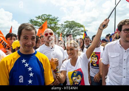 Lilian Tintori (centro), moglie di eminenti incarcerato il leader dell opposizione Leopoldo Lopez, detiene un venezuelano bandiere nazionali come ella marche contro il gover Foto Stock