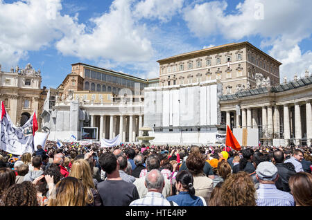 Persone in preghiera insieme con il Papa Francesco, nella sua consueta domenica di preghiera dell Angelus in Piazza San Pietro. Foto Stock