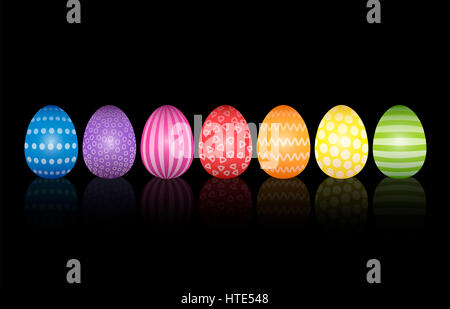 Le uova di Pasqua insieme con diversi colori luminosi e semplici modelli di piacevole. Immagine su sfondo nero. Foto Stock