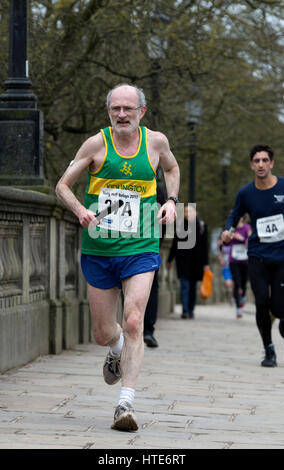 Un anziano maschio incrocio runner Magdalen Bridge in Teddy Hall relè, Oxford, Regno Unito Foto Stock