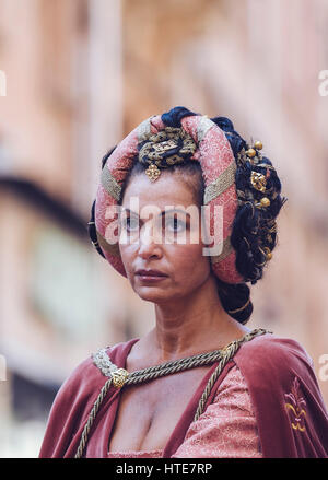 Asti, Italia - 19 Settembre 2010: la principessa medievale, durante la rievocazione storica del Palio di Asti in Piemonte, Italia- Signora del Medioevo Foto Stock