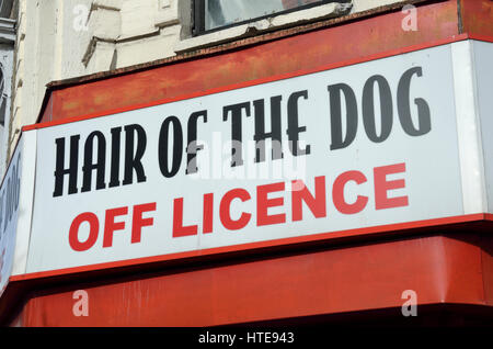 'Capelli del cane' Off segno di licenza al di fuori di un negozio NEL REGNO UNITO. Foto Stock