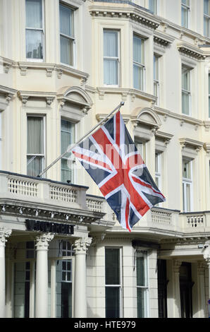 Britannica Union Jack flag Esterno stucco bianco edificio vittoriano, Kensington, London, Regno Unito. Foto Stock