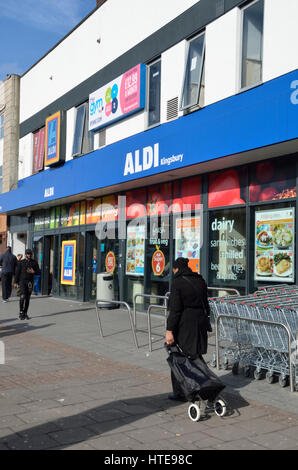 Sconto Aldi supermercato di Kingsbury, Londra, Regno Unito. Foto Stock