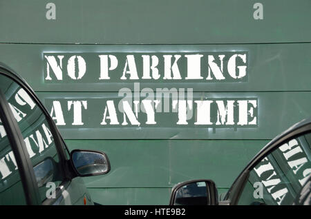 Nessun parcheggio in qualsiasi momento segno su una parete. Foto Stock