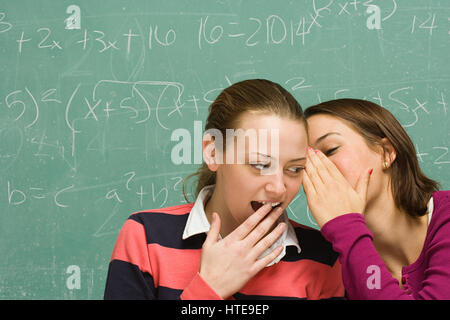 Due studentesse condividono un segreto Foto Stock