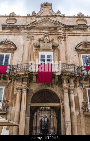 Il beneventano del Bosco palazzo di Piazza del Duomo (piazza del Duomo) sull'isola di Ortigia, la parte storica della città di Siracusa, Sicilia Isola, Italia Foto Stock