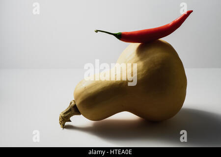 La zucca con un fresco e pepe rosso, still life Foto Stock