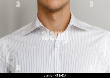 Camicia bianca sull'uomo d'affari. Collare rimosse. Bellissima ed elegante camicia. Vista ravvicinata Foto Stock