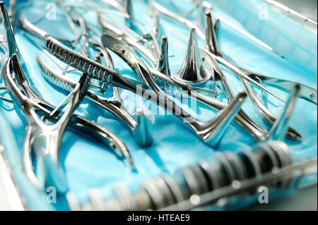 Strumenti ENT closeup - specchio nasale, sonde cannule per lavaggio nasofaringeo, specchio, orecchio annaffiatoio su uno sfondo blu Foto Stock