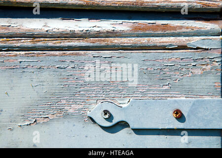 Finestra grigia palazzi viladosia italia abstract giornata soleggiata legno tenda alla veneziana in calcestruzzo mattone Foto Stock