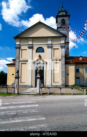 In Solbiate Arno vecchia chiesa chiuso torre in mattoni marciapiede Lombardia Foto Stock