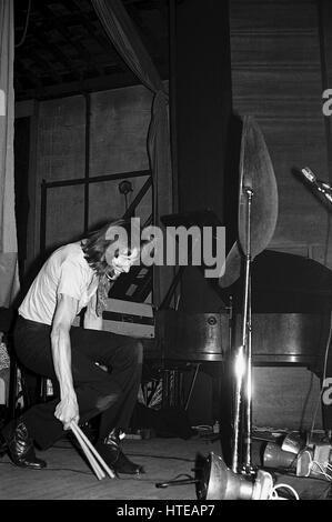 PINK FLOYD: Roger Waters eseguendo con UK rock band Pink Floyd presso il Victoria Camere, Bristol University il 3 marzo 1969. Foto Stock