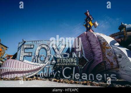 Il cimitero di Neon museum di Las Vegas, Stati Uniti d'America. Il museo mostra oltre 150 segni e alcuni famosi in tutto il mondo i segni di Las Vegas. Foto Stock