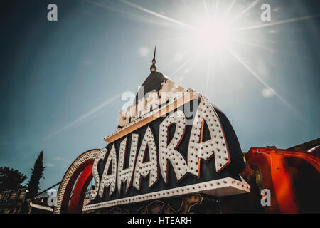 Il cimitero di Neon museum di Las Vegas, Stati Uniti d'America. Il museo mostra mondo-famoso segni di Las Vegas come il "Sahara". Foto Stock