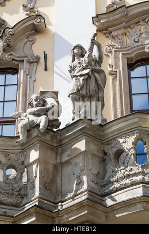 Sculture sulla facciata dell'Università. Wroclaw. Polonia Foto Stock