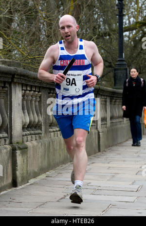 Un club runner attraversando il Magdalen Bridge nella sala di Teddy relè, Oxford, Regno Unito Foto Stock