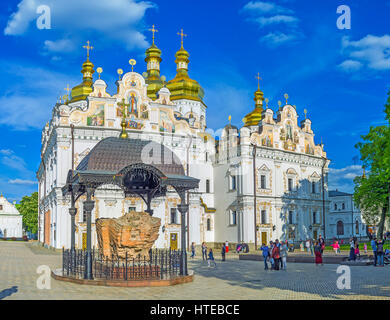 KIEV, UCRAINA - 1 MAGGIO 2016: Il frammento del muro della Cattedrale di Dormizione distrutta di Kiev Pechersk Lavra Cave Monastero Foto Stock