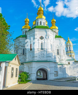 La Chiesa di Ognissanti con porte economiche è una parte del complesso fortificato di Kiev Pechersk Lavra, Ucraina Foto Stock