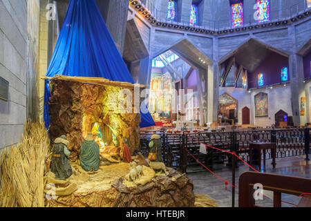 NAZARETH, Israele - 20 dicembre 2016: La scena della natività, nella chiesa dell'Annunciazione a Nazareth, Israele Foto Stock