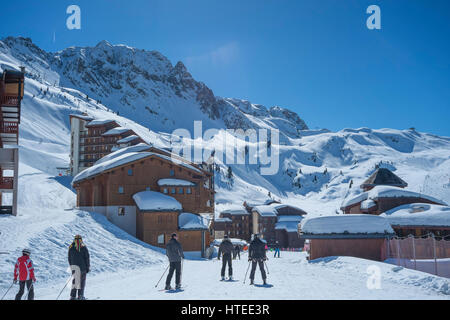 Gli sciatori passano attraverso Belle Plagne ski resort village in Savoia, sulle alpi francesi Foto Stock