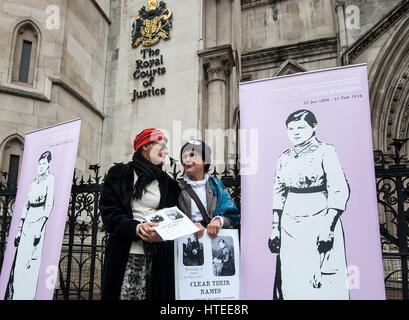 Sorelle Deirdre (sinistra) e Chloe Mason al di fuori della Royal Courts of Justice dove essi si battono per cancellare il nome del loro bisnonna Alice Wheeldon, suffragette imprigionato per tentare di avvelenare il Primo Ministro David Lloyd George nel 1917. Foto Stock