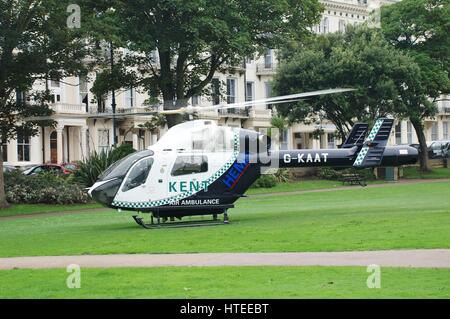 Il Kent e Sussex Air Ambulance terre in Warrior Square Gardens durante la partecipazione a una situazione di emergenza a St Leonards-on-Sea in East Sussex, Inghilterra. Foto Stock