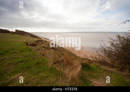 Guardando lungo la Dee estuario verso il Galles del Nord dalla scogliera a Thurstaston, Wirral Country Park, NW, REGNO UNITO Foto Stock