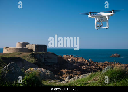 Un fantoccio DJI drone in volo in Guernsey Foto Stock